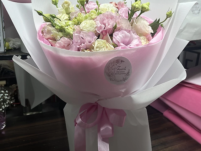 Букет еустом, троянд та антирринума