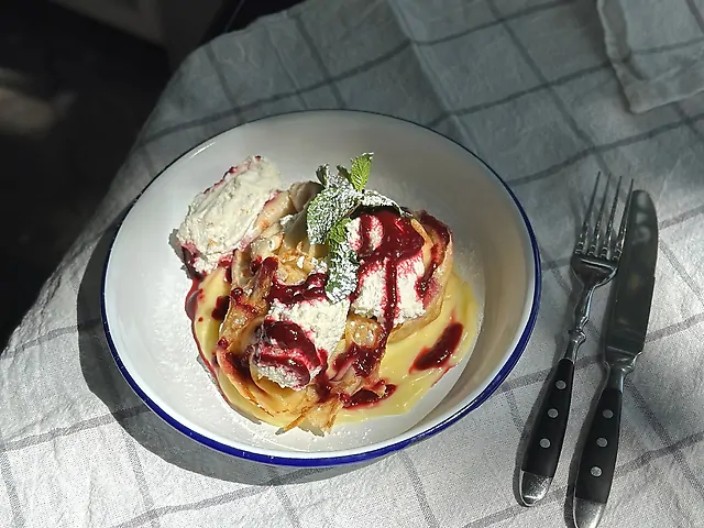 Бессарабські млинці з домашнім сиром та ягідним соусом