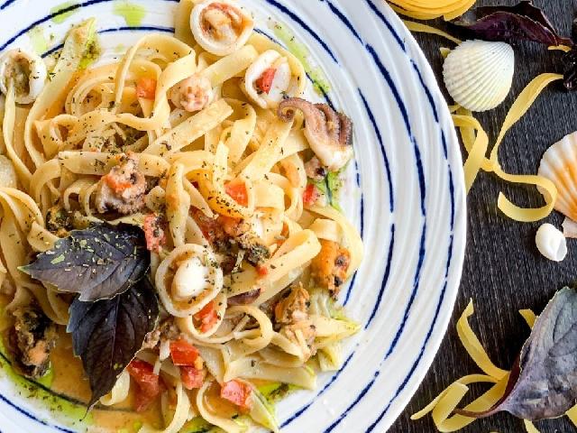 Паста з морепродуктами в томатному соусі