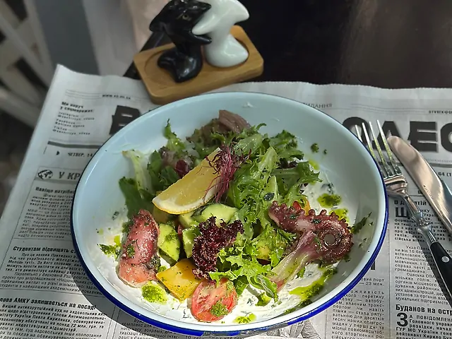 Салат зі щупальцами кальмарів