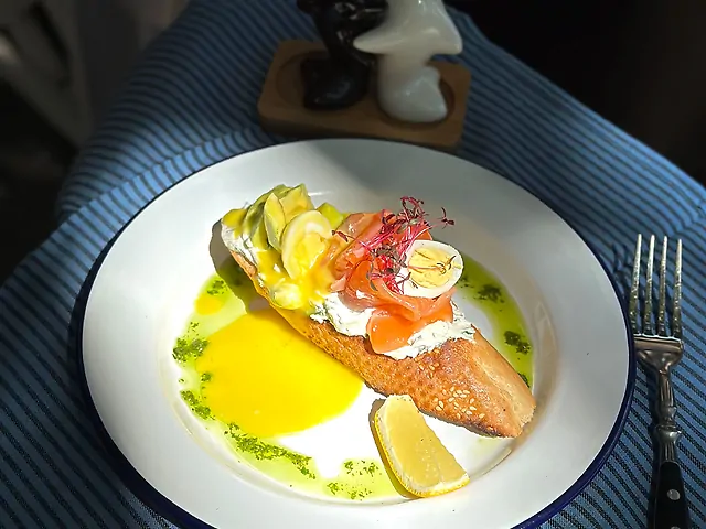 Брускета лабне з сьомгою та авокадо