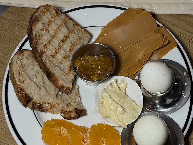 Сніданкова таця з маслом та джемом