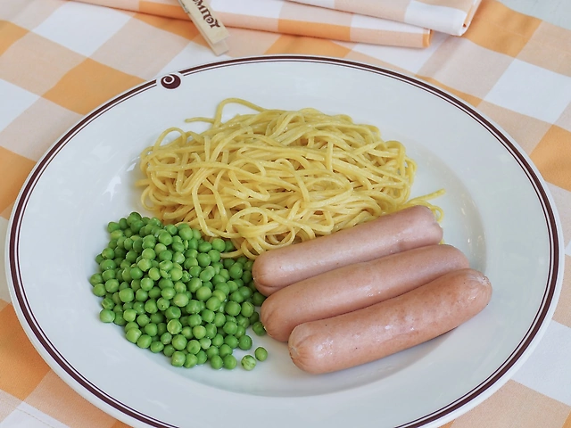 Сосиски з горошком + гарнір