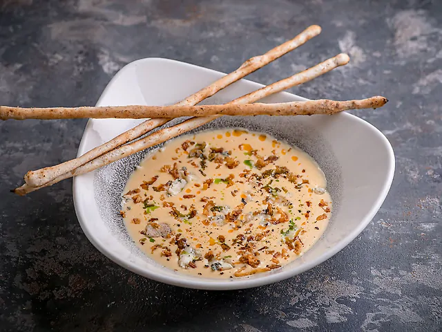 Сирний крем-суп з дорблю, грісіні та хрусткою цибулею