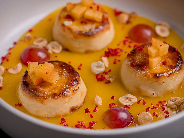 Карамелізовані сирники з соусом манго