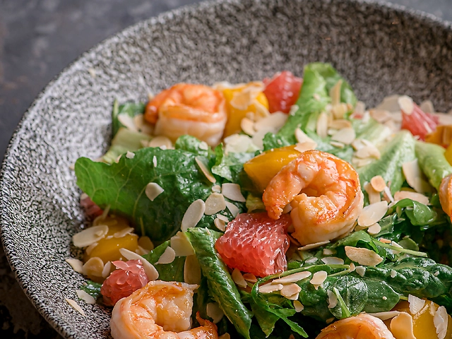 Салат з креветками, грейпфрутом, з медово-гірчичним соусом та мигдалем