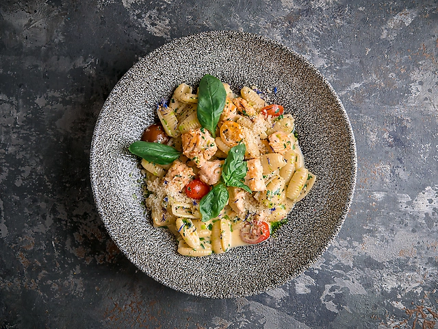 Паста з лососем, сирним соусом та базиліком