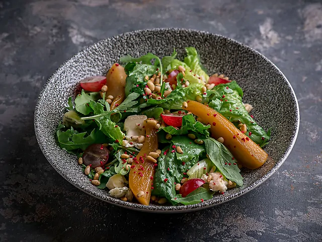 Салат з грушею, сиром горгонзола , кедровими горіхами та медово-гірчичним соусом