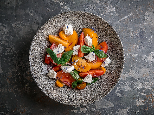 Салат із асорті томатів з фетою та червоною цибулею