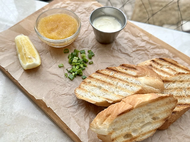 Щуча ікра зі збитим вершковим маслом та підсмаженими грінками