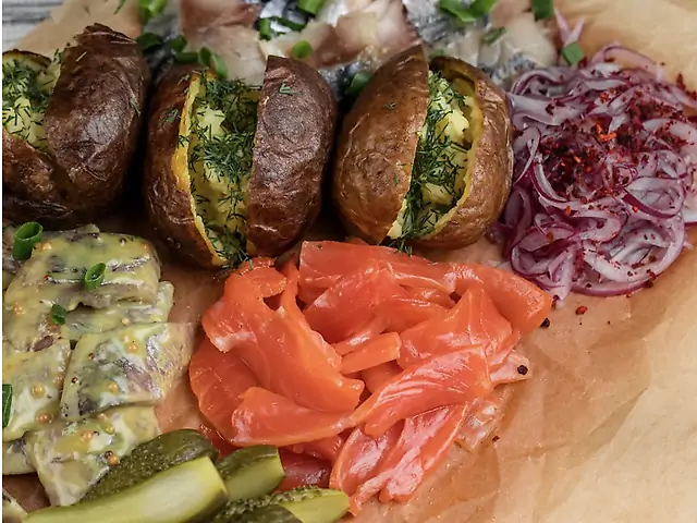 Асорті слабосолених риб у маринадах