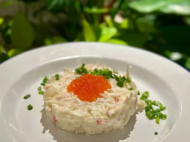 Салат з м'ясом сніжного краба, кальмаром та червоною ікрою