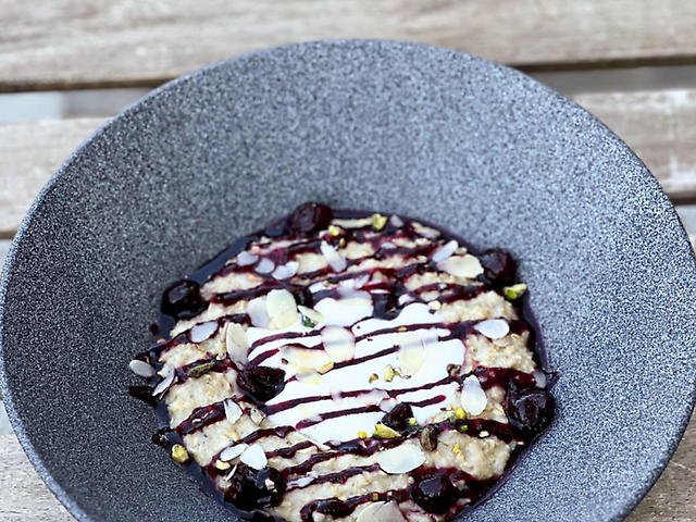 ВІВСЯНА КАША З ЙОГУРТОМ ТА ЯГОДАМИ: 