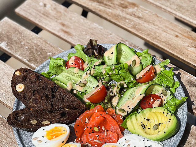 СНІДАНОК З ЛОСОСЕМ: 