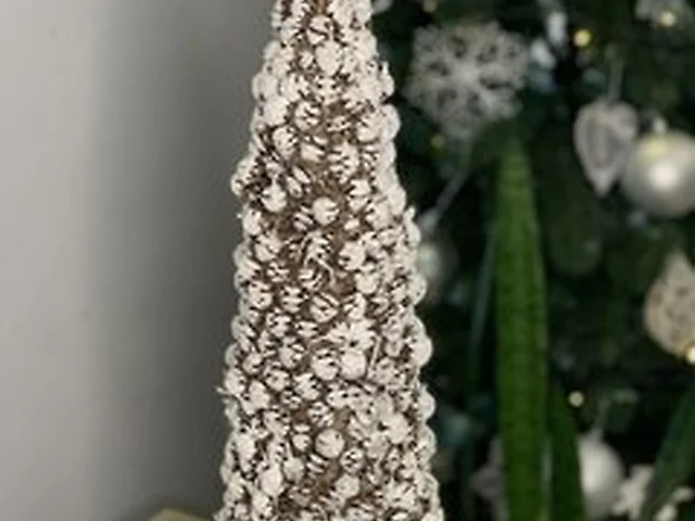 Ялинка з шишок