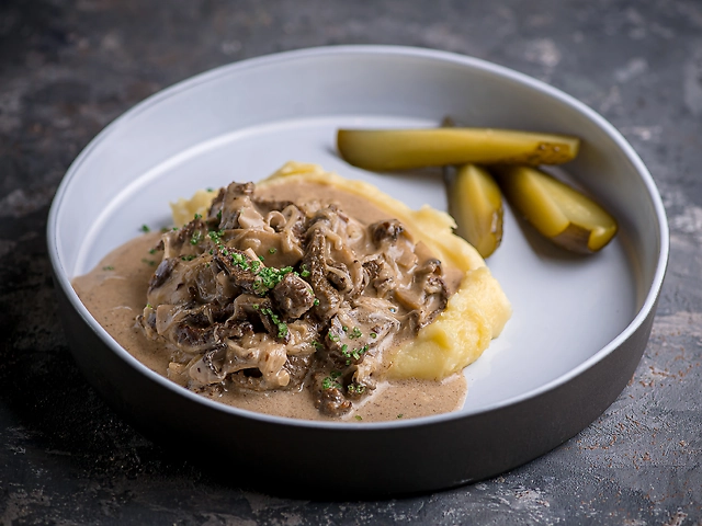 Бефстроганов із телятини: 