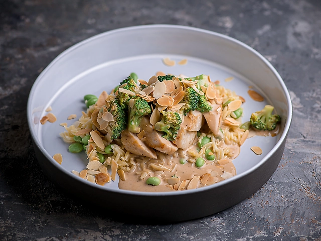 Орзо з індичкою та броколі