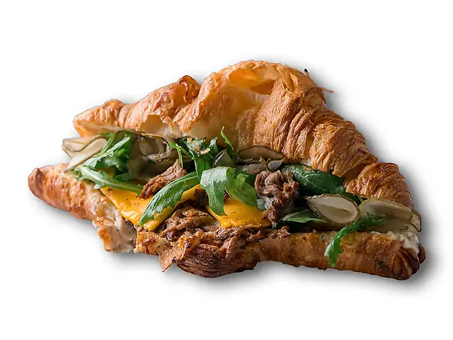 Гарячий круасан з томленою яловичиною