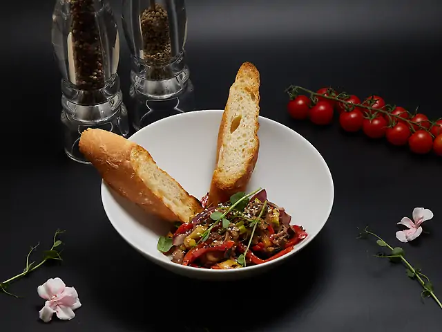 Гриль салат с телятиной  и овощами