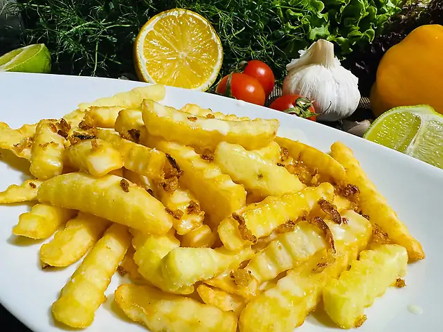 Картофель фри под сырным соусом