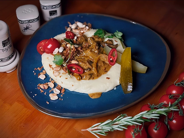 Карі з пюре та курячими серцями