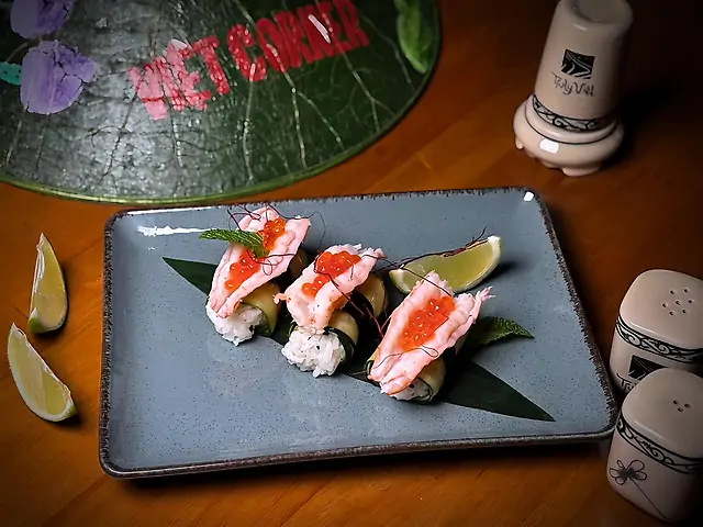 Гункан з креветкою та червоною ікрою